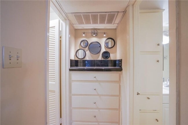 Building Photo - Cozy Studio Home with Fireplace & Walk-In Closet!