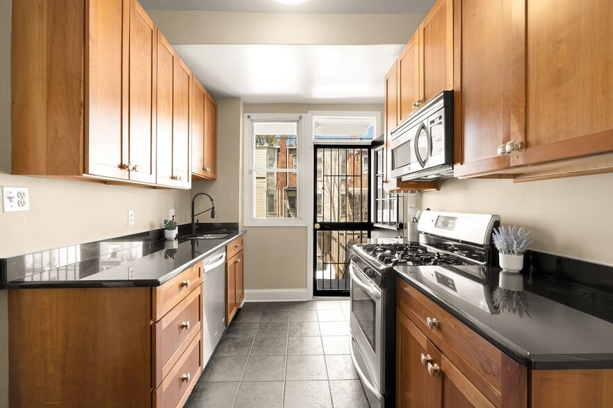 Building Photo - 637 Keefer Pl NW