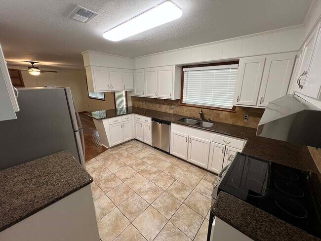 Building Photo - Baker's Historic Buffwood Subdivision, 3 bedroom, 2 bath home loaded with amenities