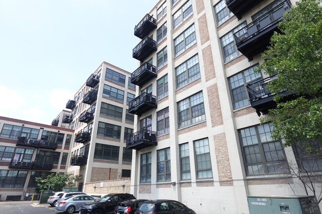 Building Photo - 3963 W Belmont Ave