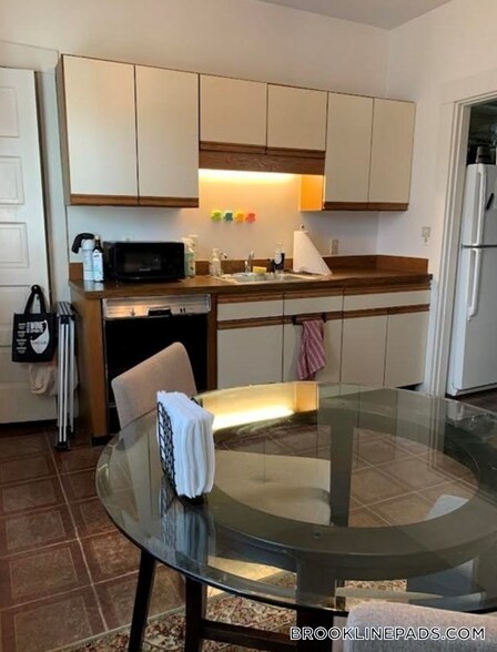 Building Photo - 96 Winthrop Rd