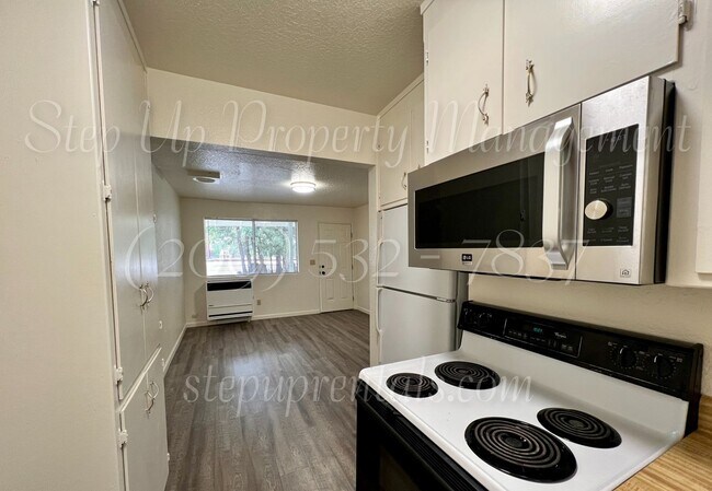 Building Photo - 2 Bedroom 1 Bath Duplex In Sierra Village ...