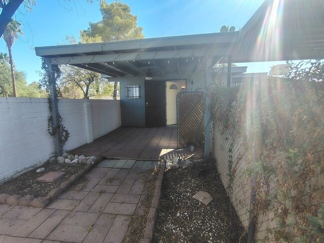 Building Photo - 4001 S Winter Palm Dr