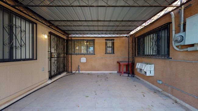 Building Photo - UPTOWN 3/BD 2/BA 1/CP WORKSHOP