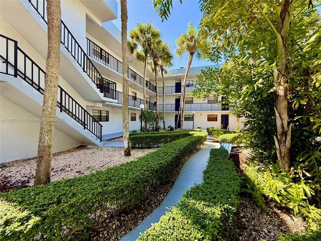 Building Photo - 10825 SW 112th Ave