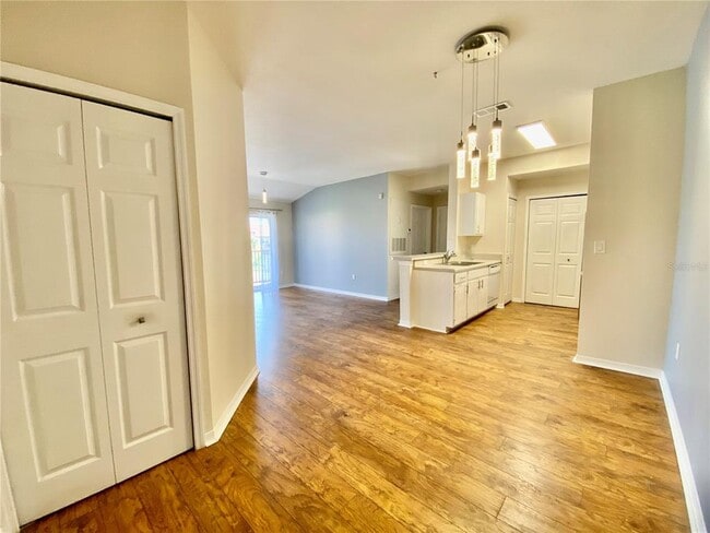 Building Photo - 5467 Vineland Rd