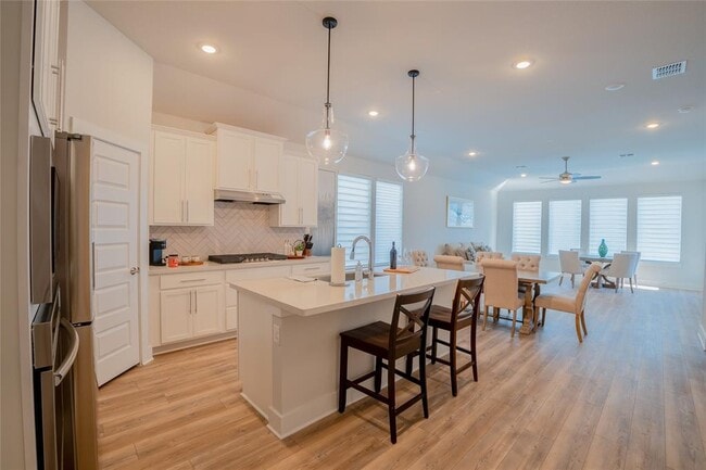 Building Photo - 215 Grand Cyn Wy