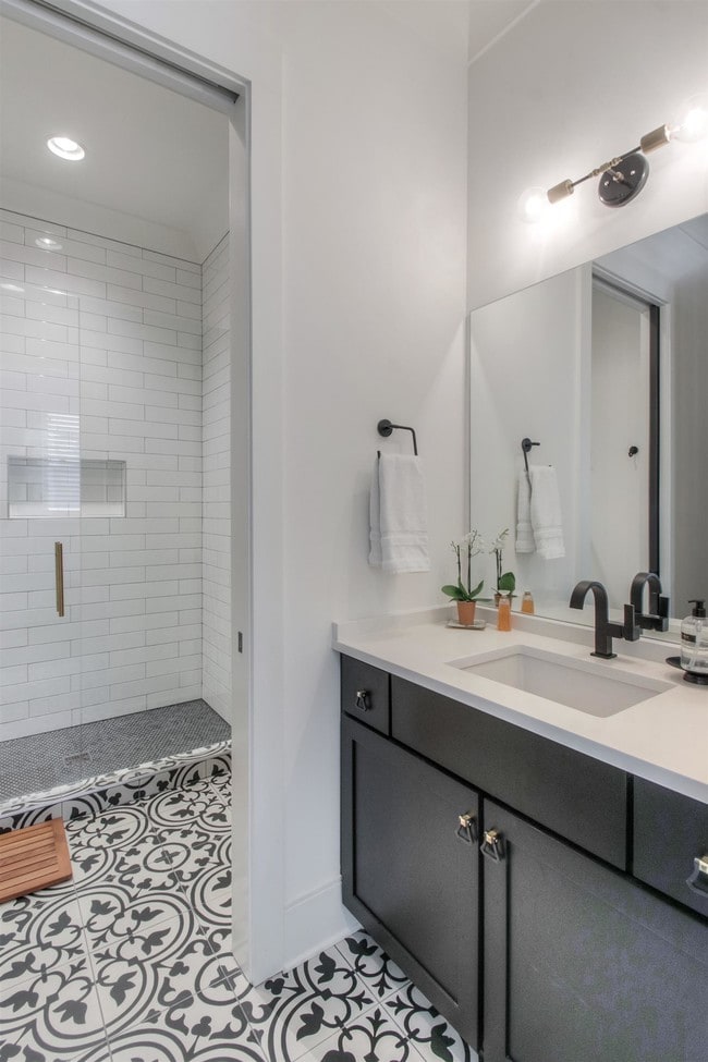 Building Photo - 4004 Lealand Ln