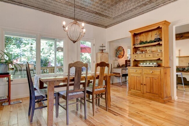 Building Photo - Beautifully Renovated 5 Bedroom Farmhouse outside of Newberg