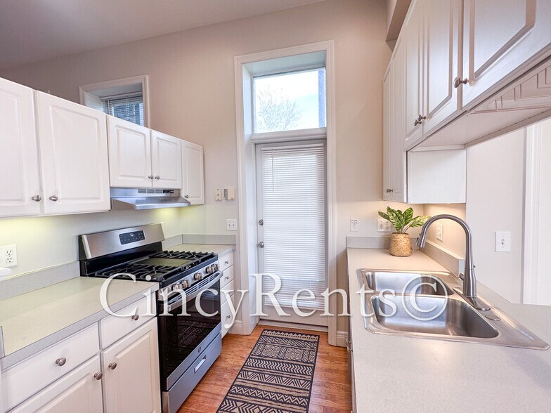 Building Photo - 334 Kilgour St