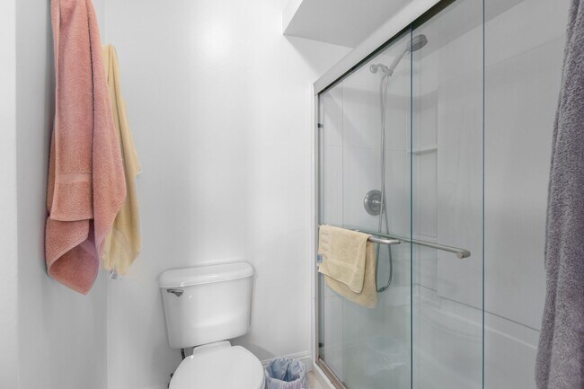 Building Photo - 3BR + Bonus Room | Solar-Powered | Updated...