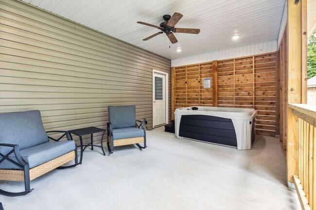 Building Photo - 10 Granshire Dr