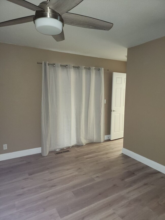 Building Photo - 3 Bedroom 2 bath with 2 car garage off of ...
