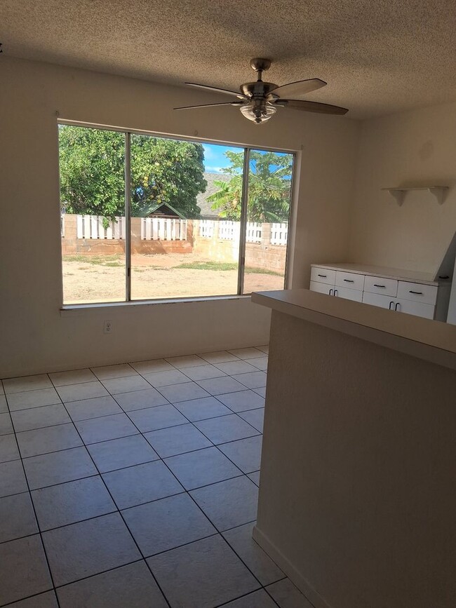 Building Photo - 3 bdroom, 2.5 bath