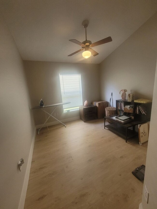 Building Photo - Modern 3 Bed, 2 Bath Home in Chelsea Parc ...