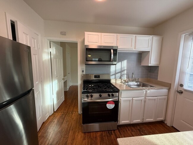 Building Photo - Newer Remodel 1 bed 1 bath with Private Patio