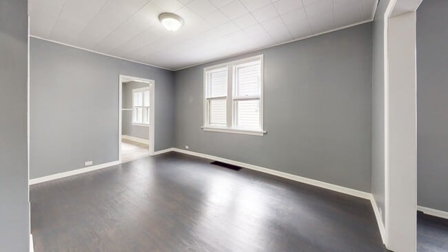 Building Photo - ** AVAILABLE OCTOBER 2025 *** Old Brooklyn...