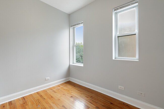 Building Photo - 2011 W Jarvis Ave