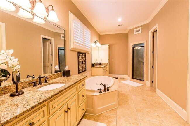 Building Photo - HOME FOR SALE or rent Gorgeous executive h...