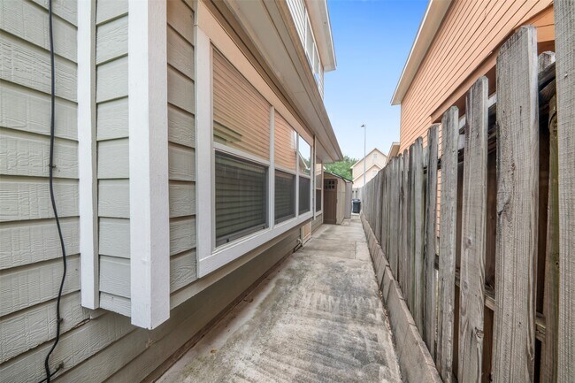 Building Photo - 7138 Sun Village Dr