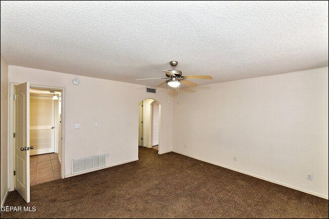 Building Photo - 6372 Franklin Ridge Dr