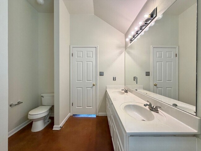 Building Photo - 14900 Doria Dr