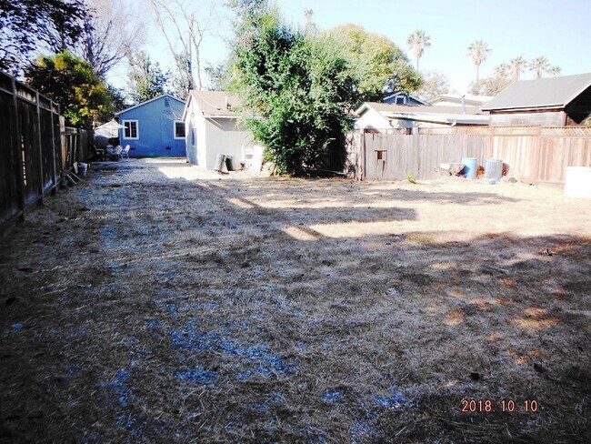 Building Photo - LAUR62-64