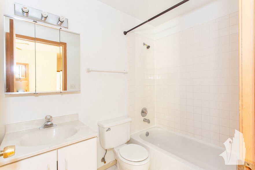 Building Photo - 635 W Barry Ave