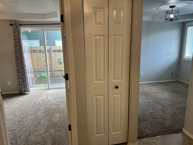Building Photo - Adorable 1 bedroom 1 bathroom home in Spri...