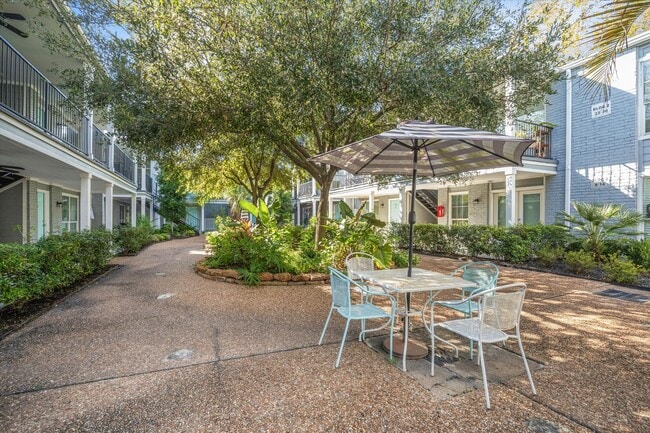 Building Photo - 300 Pecore St