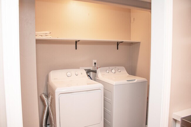 Building Photo - 114 Oak St