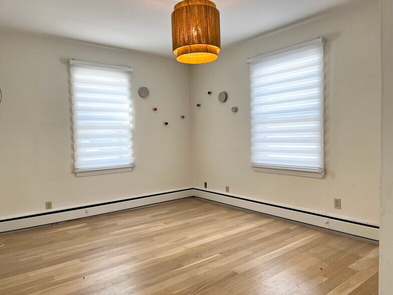 Mainfloor bedroom - 5636 Oakland Dr