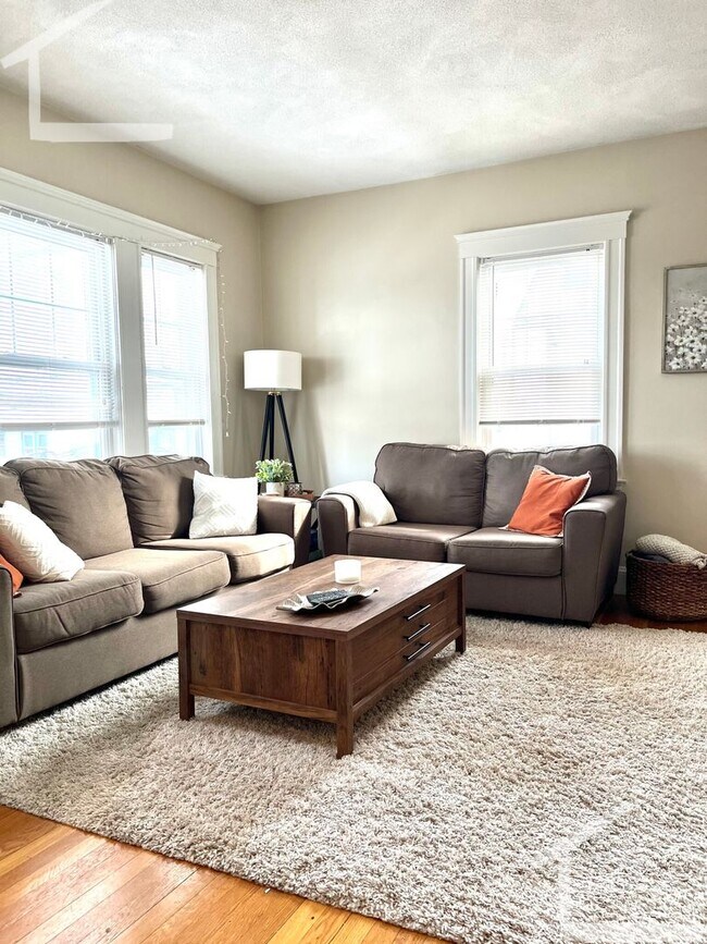 Building Photo - Free Laundry, Parking, Stainless Steel appliances, Backyard