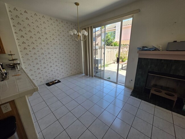 Building Photo - Bright & Spacious Family Home in a Private Gated Community
