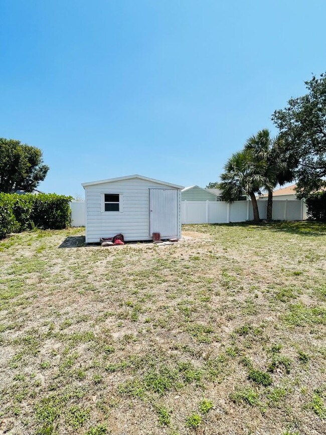 Building Photo - GARDENS OF GULF COVE