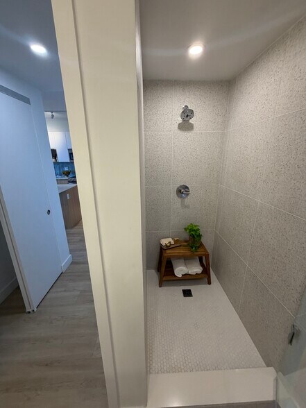 Building Photo - 342 NE 35th St