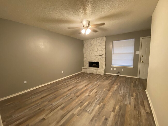 Building Photo - Move in Special! 2 bedroom 1.5 bath townhome