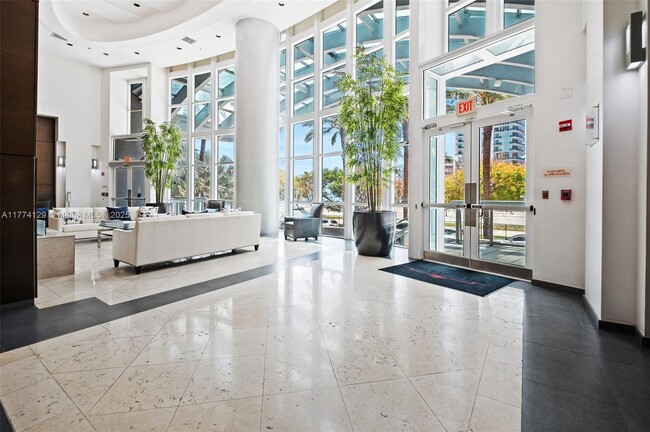 Building Photo - 1155 Brickell Bay Dr