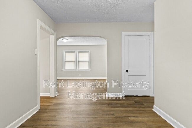 Building Photo - 864 Meadow Ln