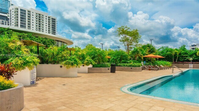 Building Photo - 700 NE 24th St