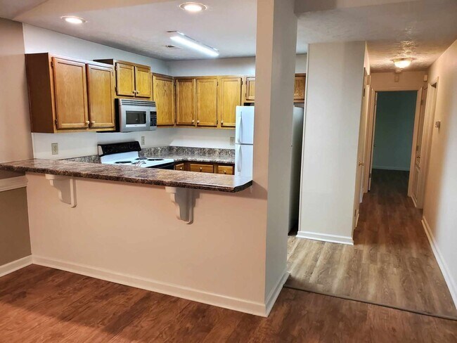 Building Photo - 2 Bedroom, 2 Bath Apartment