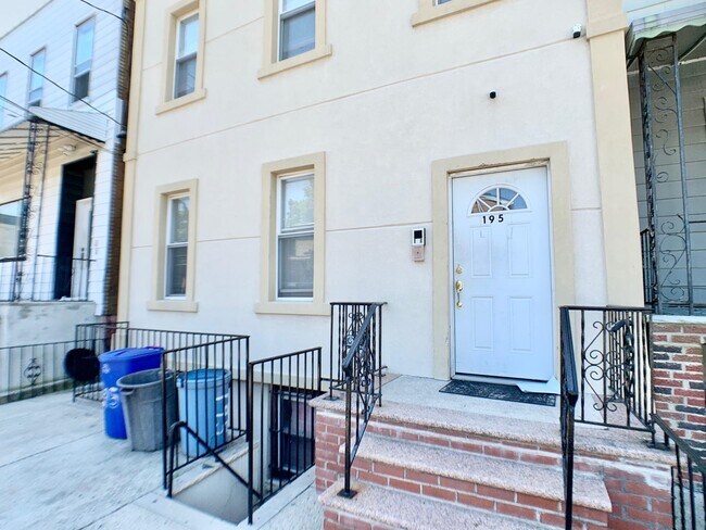 Building Photo - 195 Webster Ave