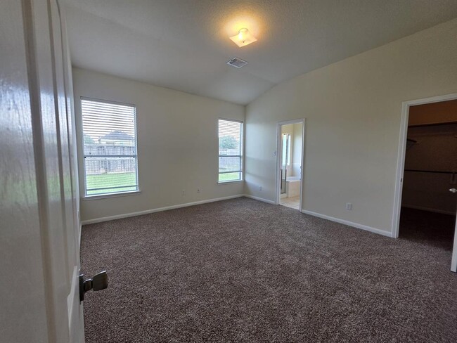 Building Photo - 2026 Makenna Ln