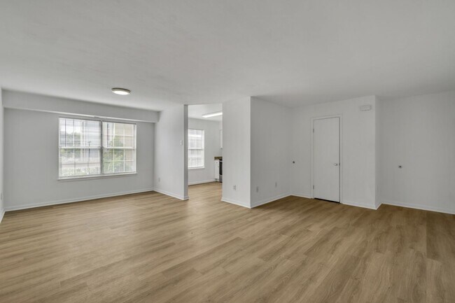 Building Photo - Easy Living- Easy Leasing- 2 Bedroom Apart...