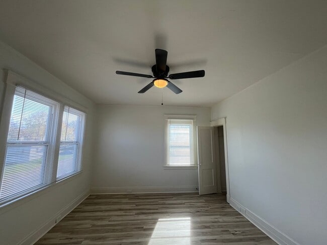 Building Photo - 3 bedroom 2 bath with Garage