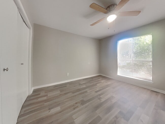 Building Photo - 5625 Antoine Dr