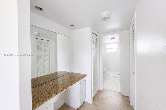 Building Photo - 950 Hillcrest Dr