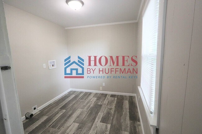 Building Photo - Two Bedroom House