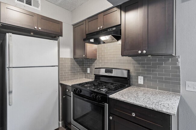 Building Photo - Newly Renovated 2/1 Apartment in East Austin