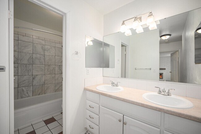 Building Photo - Charming 2 Bedroom 1.5 Bathroom Condo in Southeast Denver available Now!